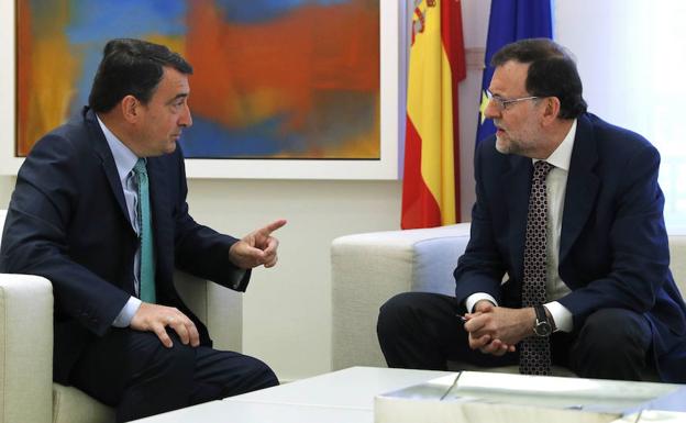 Aitor Esteban y Mariano Rajoy, durante la ronda de contactos para la formación de Gobierno.
