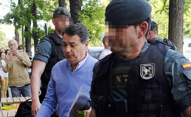 Ignacio González, escoltado por la Guardia Civil para el registro de su domicilio en relación al Caso Lezo. 