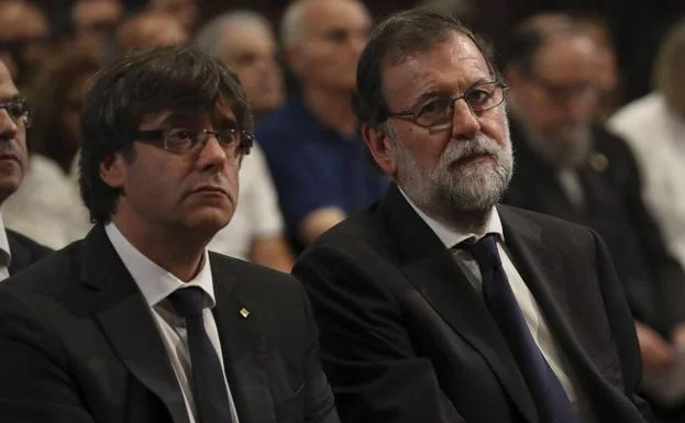 Puigdemont y Rajoy, en la misa celebrada en la Sagrada Familia en memoria de las víctimas de los atentados. 