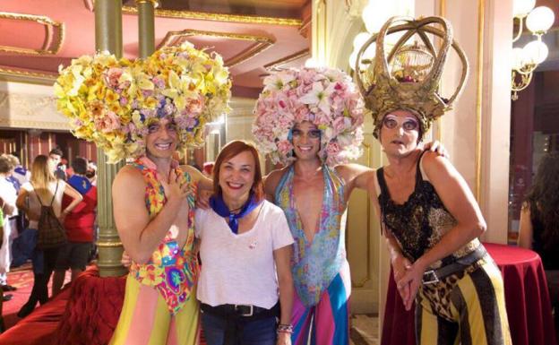 Imagen principal - 1. Carmen Muñoz (UdalBerri), ‘reina’ por un momento del musical Priscilla que se programa en El Arriaga. 2. De nuevo la concejala junto a Pascual e Itziar Urtasun. 3. Luis Eguiluz (PP), con compañeros de filas y Marijaia.