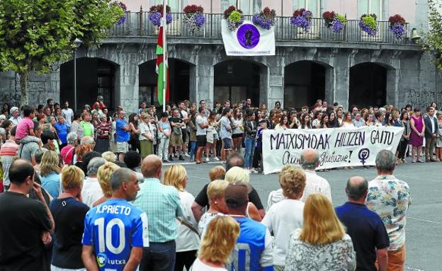 Representantes institucionales, colectivos feministas y vecinos se sumaron a la concentración ayer por la tarde en Villabona.