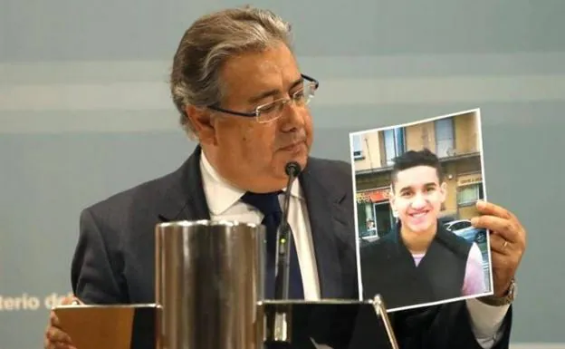 El ministro de Interior, Juan Ignacio Zoido, muestra la foto de Aboyaaqoub antes de ser abatido.