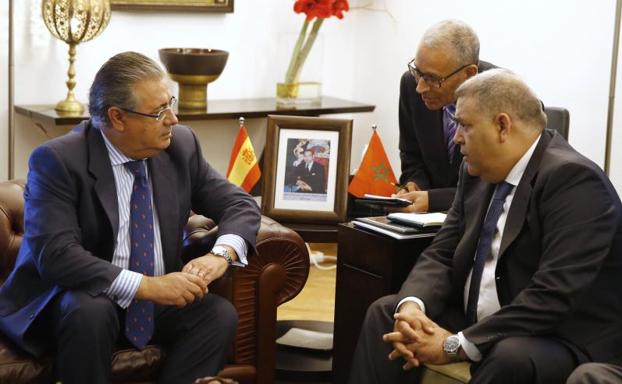 El ministro del Interior, Juan Ignacio Zoido, durante el encuentro que mantuvo en Rabat con su homólogo marroquí.