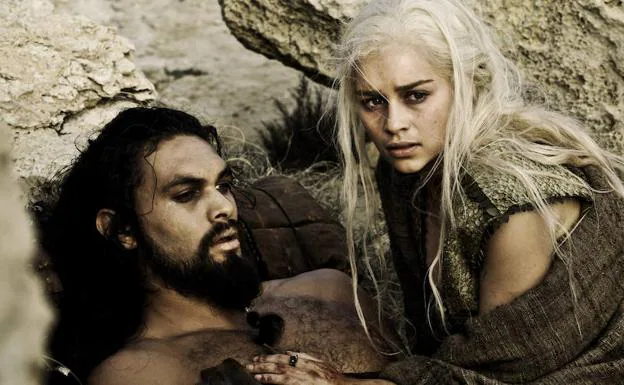 Daenerys Targaryen con Khal Drogo, el jefe de los dothraki, en una escena de ‘Juego de Tronos’. 