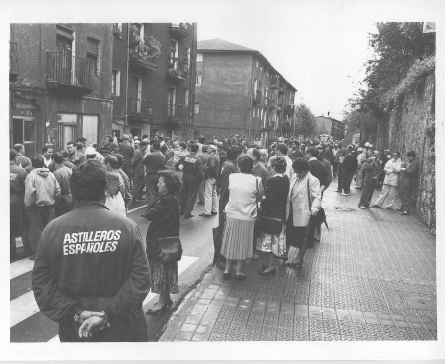 Trabajadores de la Naval realizan un corte de tráfico en la carretera en 1995. 