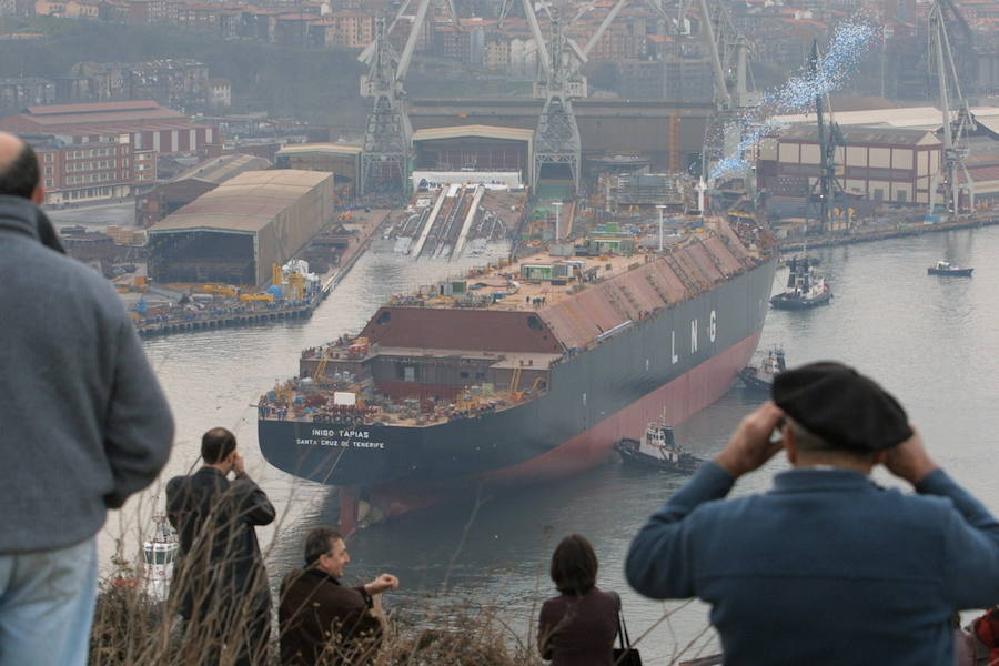 Botadura del buque gasero LNG 'Iñigo Tapias' en 2002.