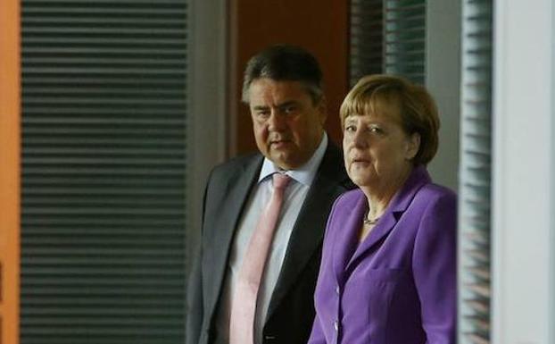 La canciller alemana Angela Merkel, junto a Sigmar Gabriel. 