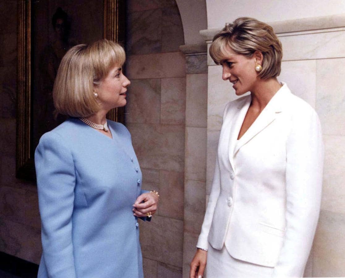 La princesa de Gales conoce en la Casa Blanca a Hillary Clinton (i.), primera dama de EE UU, el 18 de junio de 1997.