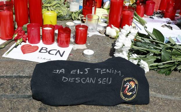 Improvisados homenajes a las víctimas en los días posteriores al atentado.