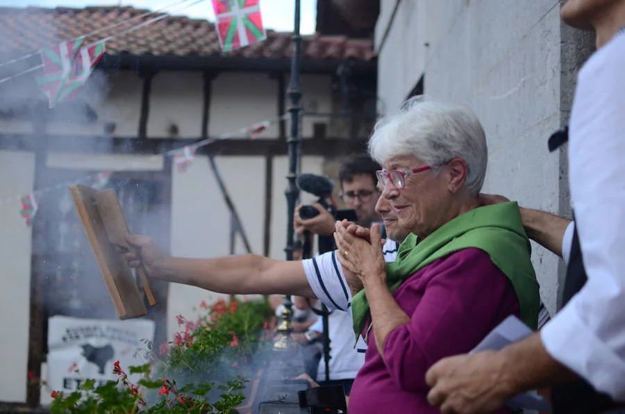 Sabina de la Cruz, viuda de Blas de Otero, ayer tras leer el pregón en la balconada del Ayuntamiento. 