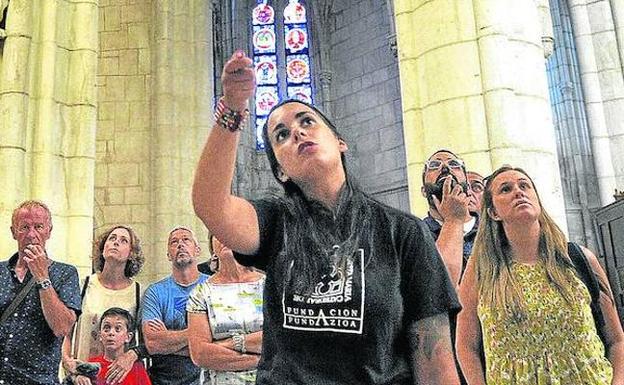 Un grupo de visitantes atiende las explicaciones de la guía en la catedral vieja. 