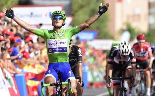 Trentin celebra su tercera victoria en la Vuelta.