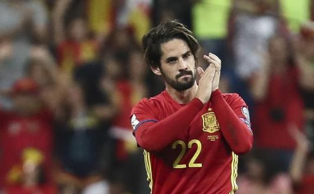 Isco correponde a los aplausos del Bernabéu al ser sustituido. 