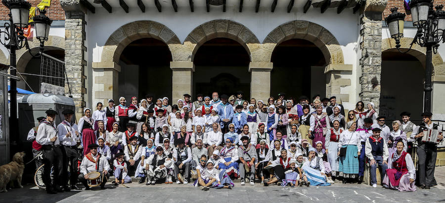 Un centenar de vecinos participan en la muestra de trajes típicos, uno de los actos estelares de los 'San Antolines'