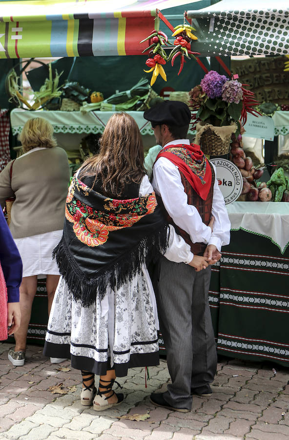 Un centenar de vecinos participan en la muestra de trajes típicos, uno de los actos estelares de los 'San Antolines'