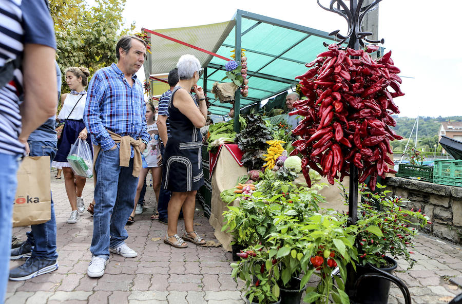 Un centenar de vecinos participan en la muestra de trajes típicos, uno de los actos estelares de los 'San Antolines'