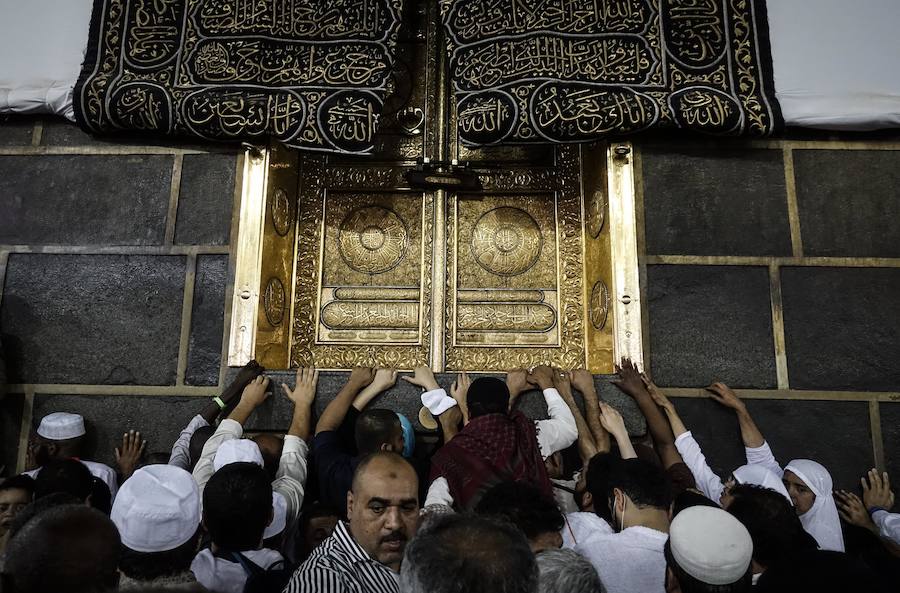 Más de dos millones de musulmanes han llegado a Arabia Saudí para participar en el 'hach', la peregrinación anual a la ciudad santa. Algunos fieles descansan en el Monte Arafat durante el camino.