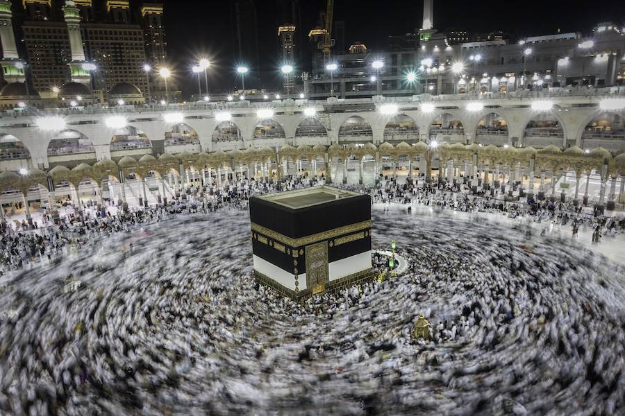 Más de dos millones de musulmanes han llegado a Arabia Saudí para participar en el 'hach', la peregrinación anual a la ciudad santa. Algunos fieles descansan en el Monte Arafat durante el camino.