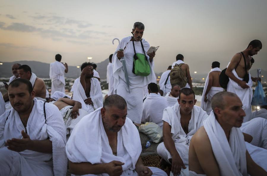 Más de dos millones de musulmanes han llegado a Arabia Saudí para participar en el 'hach', la peregrinación anual a la ciudad santa. Algunos fieles descansan en el Monte Arafat durante el camino.
