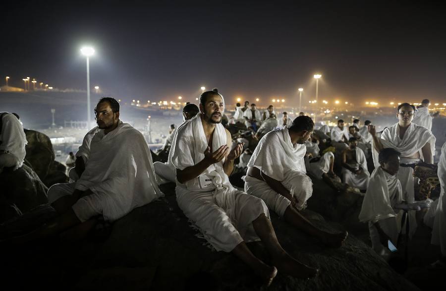 Más de dos millones de musulmanes han llegado a Arabia Saudí para participar en el 'hach', la peregrinación anual a la ciudad santa. Algunos fieles descansan en el Monte Arafat durante el camino.