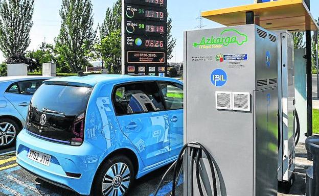 Nuevo punto de recarga para vehículos eléctricos, gestionada por Ibil, en una gasolinera de Barakaldo.