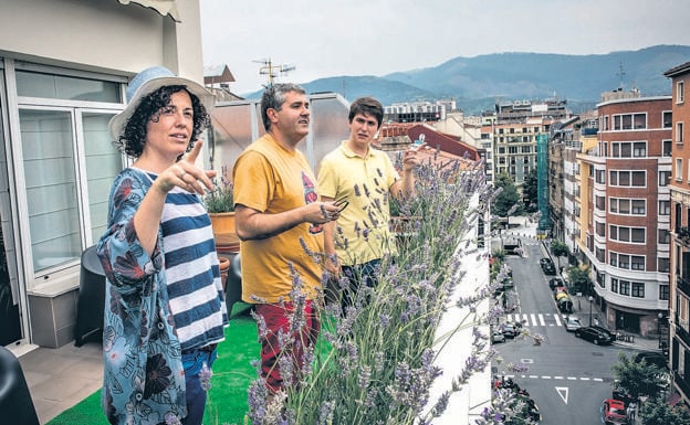 Una empresa de alquiler muestra un piso con terraza en la calle Heros a una pareja de turistas.
