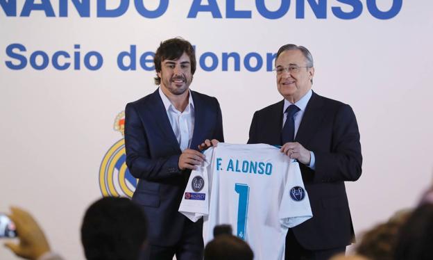 Fernando Alonso, junto a Florentino Pérez. 