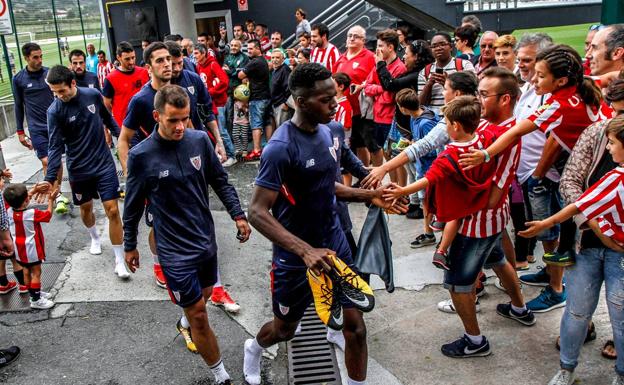 La plantilla del Athletic, con Williams y Aketxe en primer plano, saludan a los niños en un entrenamiento en Lezama.