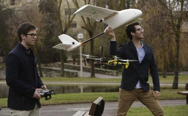 Víctor y David Mayoral, con uno de sus drones.
