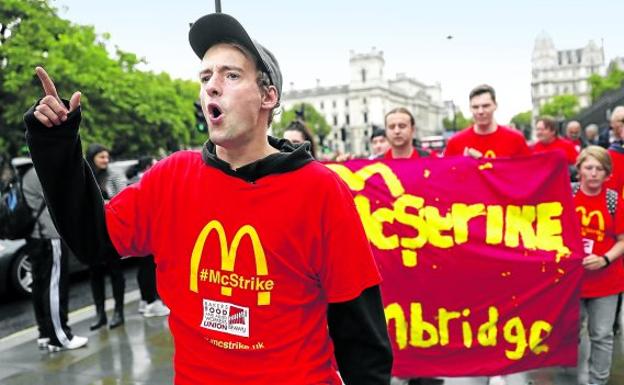 Trabajadores de McDonald's manifestándose el lunes por las calles de Londres. 