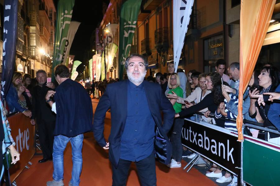 &#039;El Ministerio del tiempo&#039;, pasa por la alfombra naranja de Vitoria