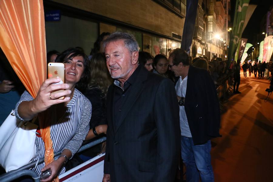 &#039;El Ministerio del tiempo&#039;, pasa por la alfombra naranja de Vitoria