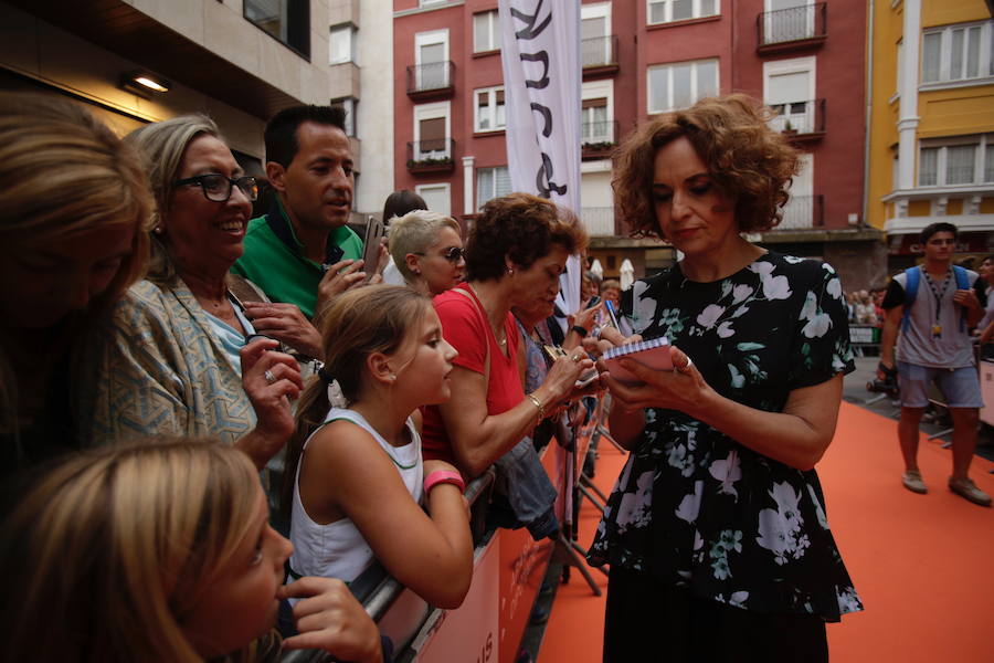 &#039;Velvet Colección&#039; desata la locura en la alfombra naranja del FesTVal