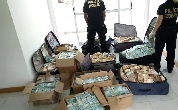 Fotografía cedida por la Policía Federal de cajas y maletas con dinero halladas por las autoridades. 