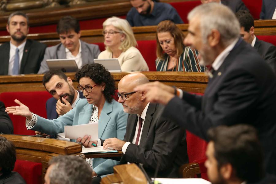 El Parlamento de Cataluña aprobó este miércoles una ley para convocar para el 1 de octubre un referéndum de secesión de España, que el Gobierno central considera inconstitucional y que buscará impedir con todo su arsenal jurídico.