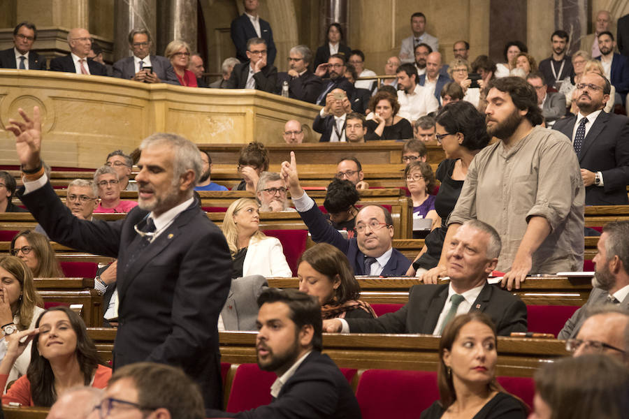 El Parlamento de Cataluña aprobó este miércoles una ley para convocar para el 1 de octubre un referéndum de secesión de España, que el Gobierno central considera inconstitucional y que buscará impedir con todo su arsenal jurídico.