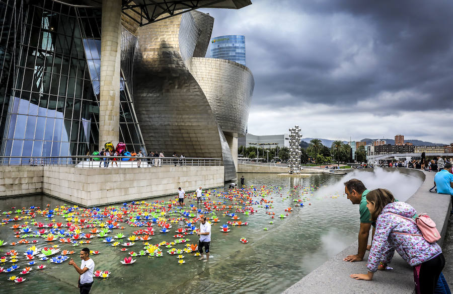 José Manuel Ballester ha diseñado un mapamundi floral, que flotará en el estanque durante una semana