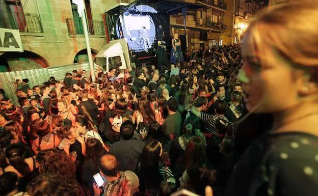 Una multitud acudió ayer a la noche a Goiko plaza para participar de lleno en el arranque de los 'Andramaris'. 