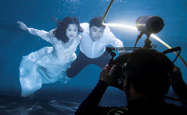 La última moda en China: sacarse las fotos de boda debajo del agua