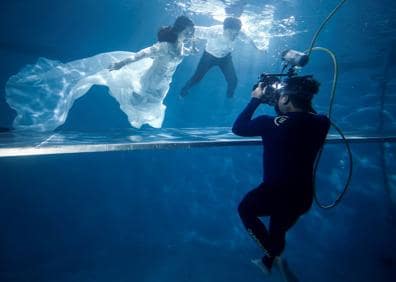 Imagen secundaria 1 - La última moda en China: sacarse las fotos de boda debajo del agua