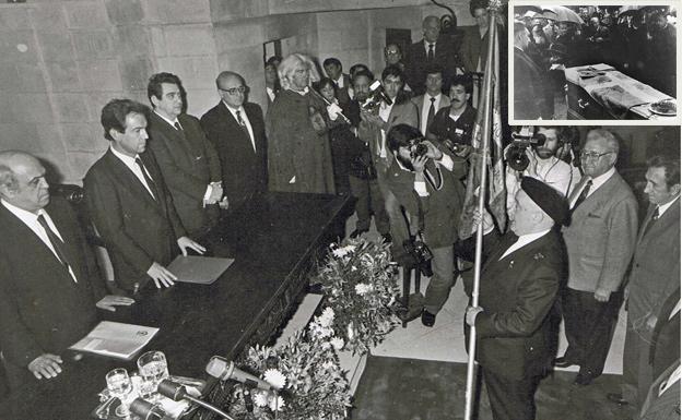 Andrés Prieto entrega la enseña al lehendakari, Carlos Garaikoetxea, en las Juntas Generales. Arriba, la ikurriña en el féretro de José Antonio Aguirre en su funeral. 