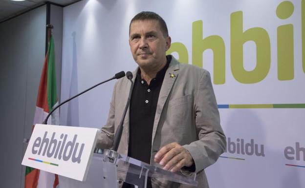 Otegi pide al PNV que deje de apoyar a un Gobierno que «amenaza con la fuerza» a Cataluña