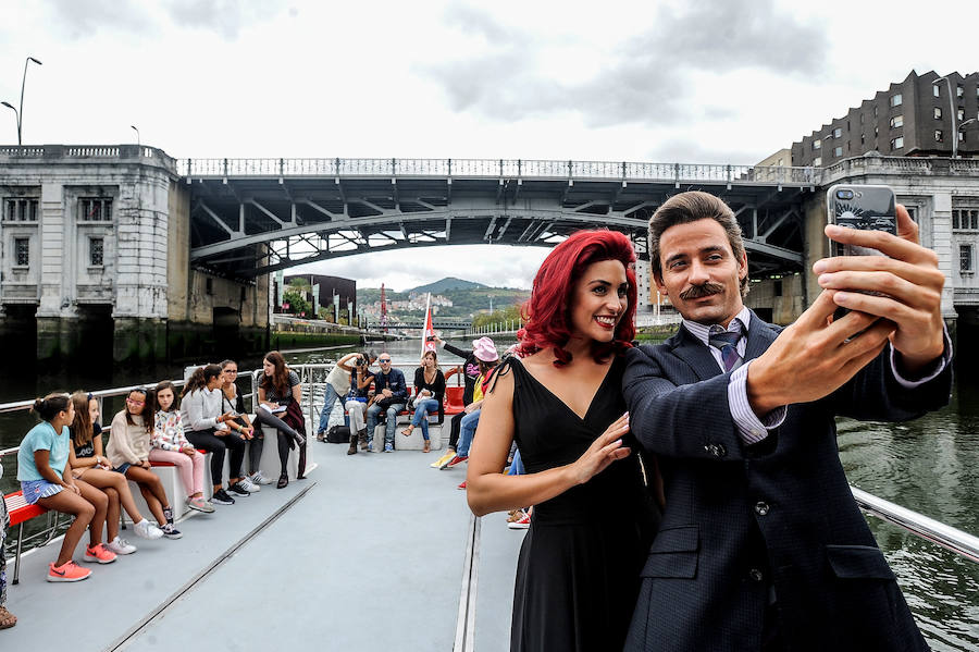 Los actores del musical que se puede ver en el Euskalduna bailan por las calles de Bilbao