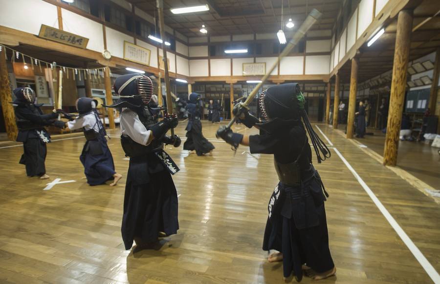 El Kendo es un arte marcial en el que se usan sables de bambú, shinai en japonés, y una armadura protectora, básicos en la técnica del uso del sable y en el entrenamiento espiritual. Los habitantes de Aizuwakamatsu, en la prefectura de Fukushima, Japón, son conocidos por seguir la tradición samurái, cuyas bases siguen siendo enseñadas de maestros a jóvenes locales.