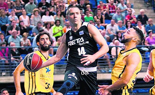 Javi Salgado busca doblar el pase ante la canasta canaria ayer en Logroño. 