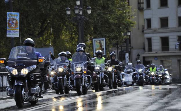 Los motoristas, en procesión por la capital vizcaína.