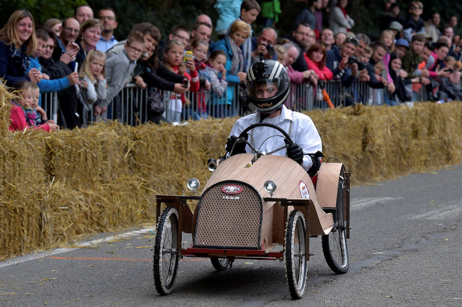 Desde un rinoceronte a un campo de quidditch. Ingeniosos coches sin motor se lanzan cuesta abajo en la competición Red Bull Soapbox Race en la localidad belga de Kluisbergen