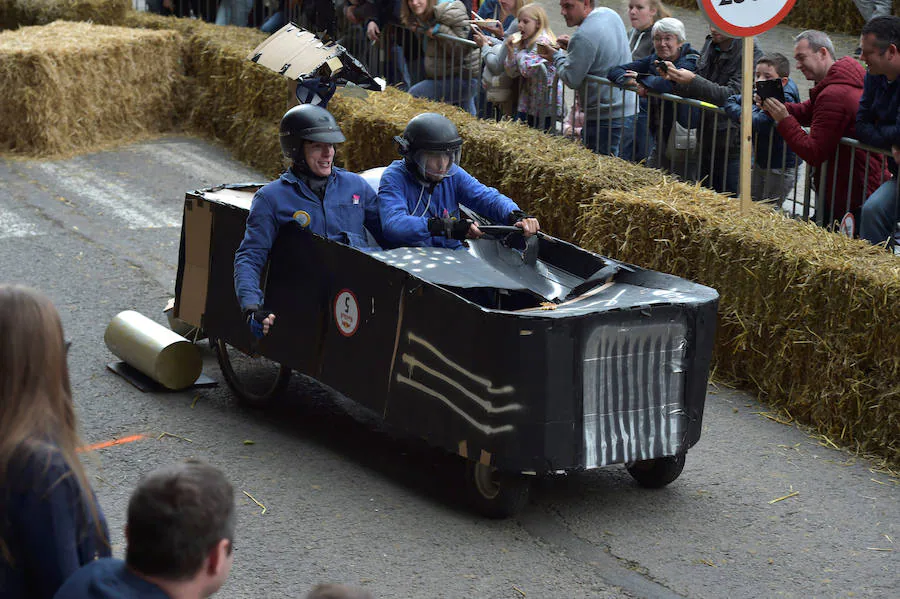 Desde un rinoceronte a un campo de quidditch. Ingeniosos coches sin motor se lanzan cuesta abajo en la competición Red Bull Soapbox Race en la localidad belga de Kluisbergen