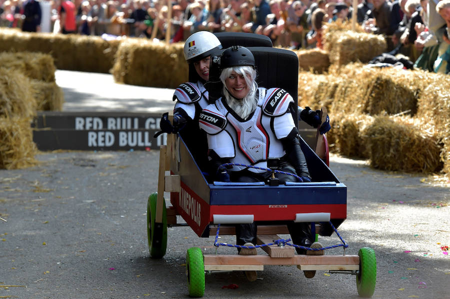 Desde un rinoceronte a un campo de quidditch. Ingeniosos coches sin motor se lanzan cuesta abajo en la competición Red Bull Soapbox Race en la localidad belga de Kluisbergen