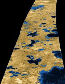 Imagen secundaria 2 - Arriba, el vórtice del polo Norte de Saturno, de 2.000 kilómetros de diámetro, con vientos de hasta 540 km/h. A la izquierda, 'Cassini', con 6,7 metros de altura, 4 de anchura y 12 instrumentos científicos. A la derecha, la luna Titán, donde la sonda 'Huygens' descubrió mares, lagos y ríos de metano.